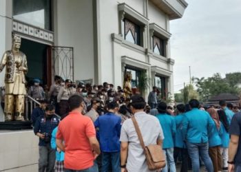 Aksi Mahasiswa di DPRD/ Foto: Meli