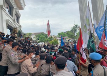 Massa dan Aparat Nyaris Ricuh/ Foto: Alan