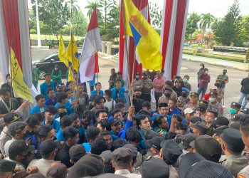 PMII Demo di Depan Gedung DPRD./ PORWEBINDO.COM