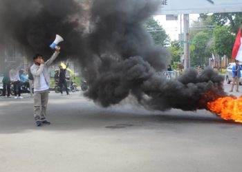 Mahasiswa Bakar Ban di Simpang 4 BI./ doc.ist