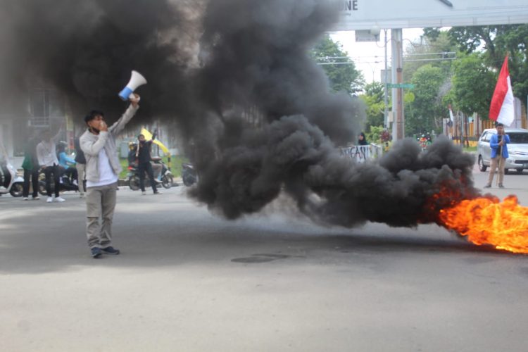 Mahasiswa Bakar Ban di Simpang 4 BI./ doc.ist