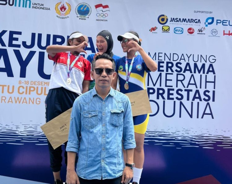 Hasan Mabruri bersama atlet Dayung Jambi Peraih Medali./ doc.ist