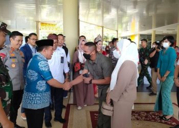 Gubernur Jambi Al Haris, Kapolda Jambi Irjen Pol Rusdi Hartono, Danrem 042/Gapu Brigjen TNI Supriono dan exevutive GM Bandara Sultan Thaha Jambi Siswanto, Sambut Kedatangan Penumpang di Tahun 2023. Foto: Riky