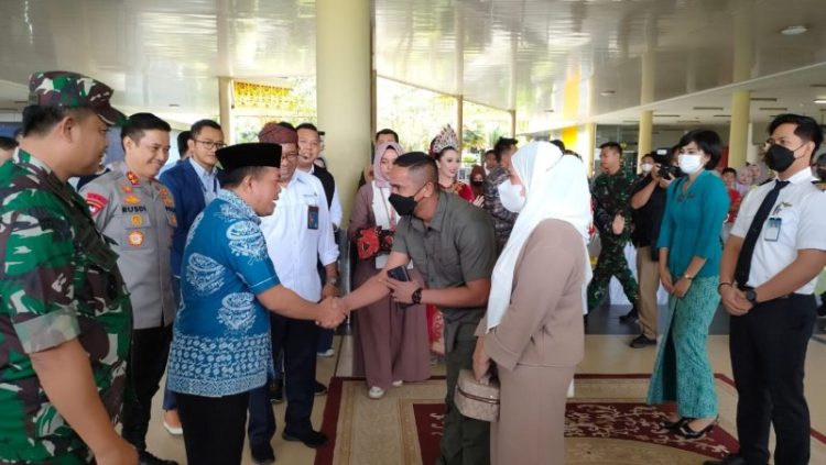 Gubernur Jambi Al Haris, Kapolda Jambi Irjen Pol Rusdi Hartono, Danrem 042/Gapu Brigjen TNI Supriono dan exevutive GM Bandara Sultan Thaha Jambi Siswanto, Sambut Kedatangan Penumpang di Tahun 2023. Foto: Riky