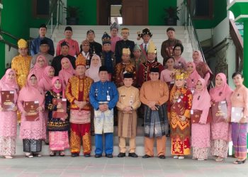 Gubernur, Wakil Gubenur, HBA, Kakanwil Kemenag Jambi foto bersama penerima tanda kehormatan santyalancana karya satya. Foto: Riky Serampas