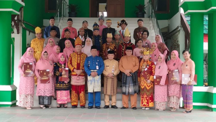 Gubernur, Wakil Gubenur, HBA, Kakanwil Kemenag Jambi foto bersama penerima tanda kehormatan santyalancana karya satya. Foto: Riky Serampas