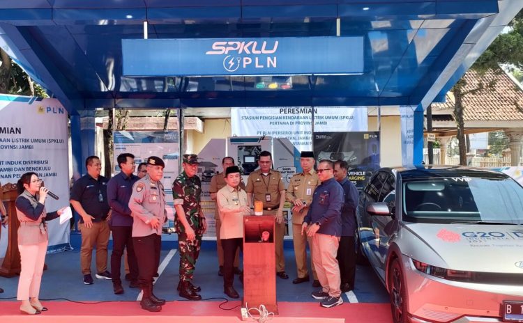 Gubernur Jambi, Al Haris resmikan Stasiun Pengisian Kendaraan Listrik Umum (SPKLU). Foto: Riky Serampas