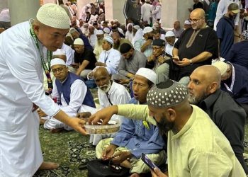 Gubernur Jambi, Al Haris saat bagi-bagi kurma ke jamaah Masjidil Haram Mekkah, Kamis (19/1). Foto: MZ/ Pariwarajambi