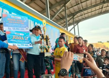 Gubernur Jambi, Al Haris Menyerahkan Piala kepada Juara Gubernur Cup 2023. Foto: Riky Serampas