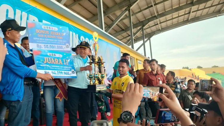 Gubernur Jambi, Al Haris Menyerahkan Piala kepada Juara Gubernur Cup 2023. Foto: Riky Serampas