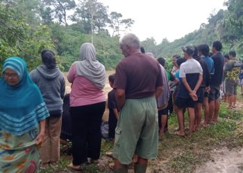 Warga padati lokasi kejadian bocah tenggelam di sungai Merangin, Jumat (24/2). Foto: Riky