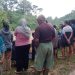 Warga padati lokasi kejadian bocah tenggelam di sungai Merangin, Jumat (24/2). Foto: Riky