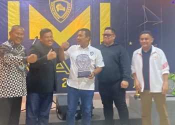 Bupati Tanjab Timur, Romi terima awards dari Ikatan Motor Indonesia (IMI). Foto: Willy