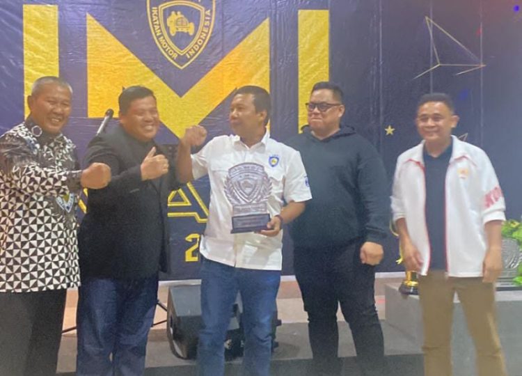 Bupati Tanjab Timur, Romi terima awards dari Ikatan Motor Indonesia (IMI). Foto: Willy