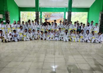 Penyerahan seluruh medali atlet-atlet Perguruan Pencak Silat Walet Puti, Rabu (22/3) di Hutan Kota. Foto: Alion