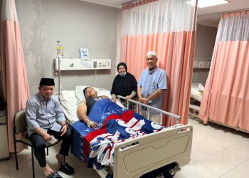 Gubernur Al Haris Jenguk Ari, Wartawan Korban Pembacokan di RS Siloam. Foto: Pariwarajambi