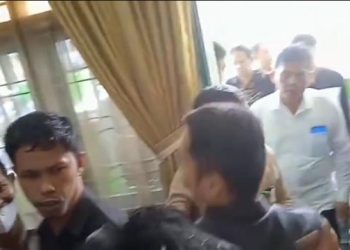Sempat terjadi kericuhan di ruang rektor Unbari, Rabu (8/3). Foto: Meli