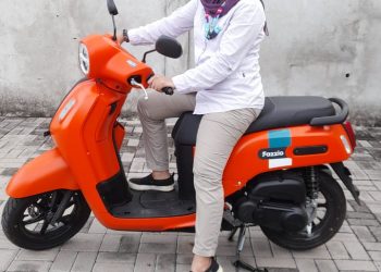 Fitri gadis 30 tahun yang jatuh hati kepada Yamaha Fazzio. Foto: Dodit Yamaha