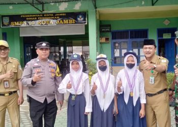 Kepala Sekola SMPN 10 Kota Jambi, Teddy Suyono bersama atlet yang meraih medali di Kejuaraan Pencak Silat 2023, Senin (20/3). Foto: Alion
