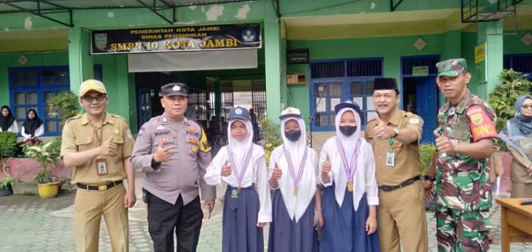 Kepala Sekola SMPN 10 Kota Jambi, Teddy Suyono bersama atlet yang meraih medali di Kejuaraan Pencak Silat 2023, Senin (20/3). Foto: Alion