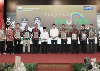 Gubenur Jambi, Al Haris serahkan Sertifikat Penghargaan Peringkat Penilaian Kinerja Perusahaan Dalam Lingkungan Hidup (PROPER) Peridoe Tahun 2021-2022, di Auditorium Rumah Dinas Gubernur Jambi, Rabu (5/4). Foto: Dok Kominfo Prov Jambi