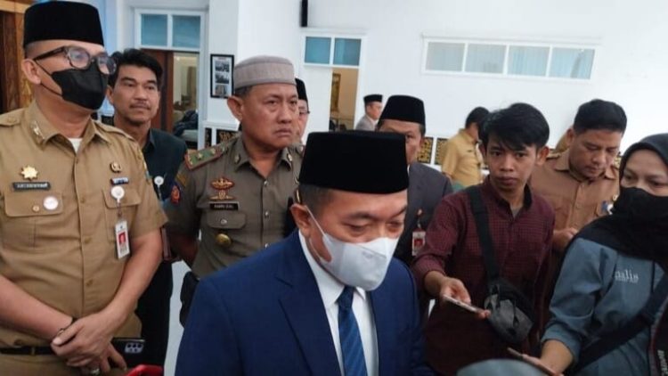 Gubernur Al Haris saat wawancara dengan awak media usai paripurna DPRD Provinsi Jambi, Jumat (31/3. Foto: Jernih