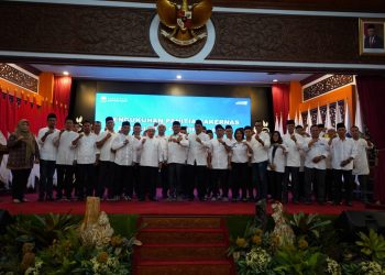 Gubernur Jambi Al Haris bersama panitia Rakernas APDESI Provinsi Jambi 2023. Foto: Dok Kominfo Prov Jambi