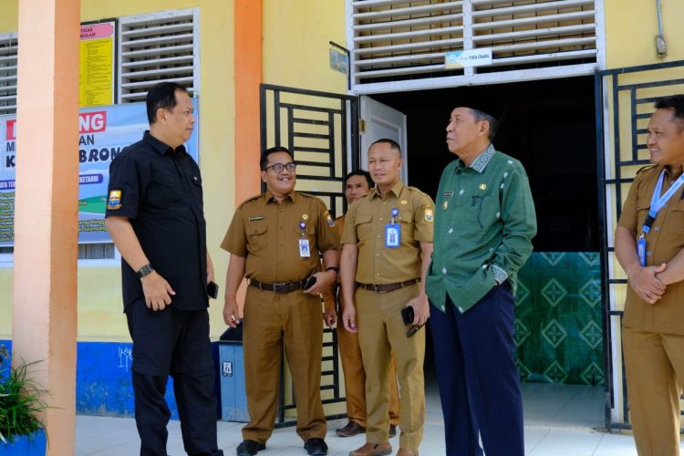 Abdullah Sani Didampingi Kadisdik Tinjau UAS di SMA Sungai Penuh dan SMK Kerinci. Foto: Dok Kominfo Prov Jambi
