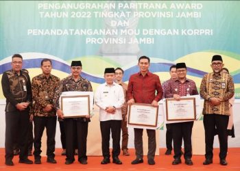 Gubernur Jambi bersama penerima penghargaan Paritrana Award 2022. Foto dok Kominfo Prov Jambi
