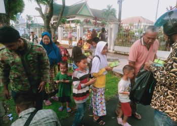 IWO-I Jambi berbagi takjil kepada warga di sekitaran jalan Bank Indonesia, Telanaipura, Jumat (14/4). Foto: Alan