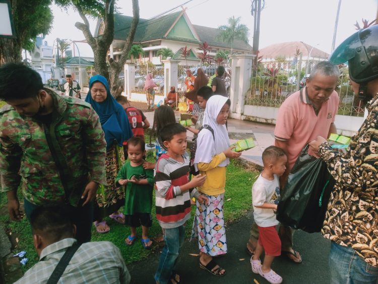 IWO-I Jambi berbagi takjil kepada warga di sekitaran jalan Bank Indonesia, Telanaipura, Jumat (14/4). Foto: Alan