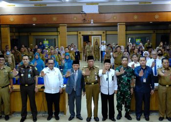 Gubernur Jambi, Al Haris kukuhkan Abdullah Sani sebagai ketua TPPS Provinsi Jambi, Senin (10/4). Foto: Dok Kominfo Prov Jambi