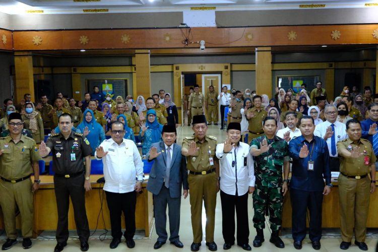 Gubernur Jambi, Al Haris kukuhkan Abdullah Sani sebagai ketua TPPS Provinsi Jambi, Senin (10/4). Foto: Dok Kominfo Prov Jambi