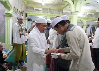 Gubernur Jambi, Al Haris Safari Ramadhan di Masjid Nurussa’adah Kelurahan Tanjung Raden dan beri santunan kepada 499 guru ngaji. Foto: Dok Kominfo Prov Jambi