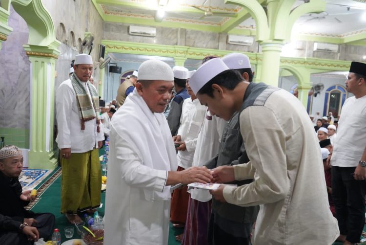 Gubernur Jambi, Al Haris Safari Ramadhan di Masjid Nurussa’adah Kelurahan Tanjung Raden dan beri santunan kepada 499 guru ngaji. Foto: Dok Kominfo Prov Jambi