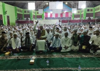 Gubernur Jambi Al Haris bersama pimpinan dan ribuan santri Ponpes Ma'had Al Mubarak, Seberang Kota Jambi, Jumat (7/4). Foto: Riky Serampas