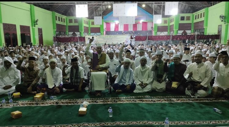 Gubernur Jambi Al Haris bersama pimpinan dan ribuan santri Ponpes Ma'had Al Mubarak, Seberang Kota Jambi, Jumat (7/4). Foto: Riky Serampas