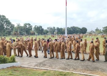 Al Haris saat pimpin Apel Gabungan ASN Muaro Jambi, Senin (15/5). Foto: Riky Serampas