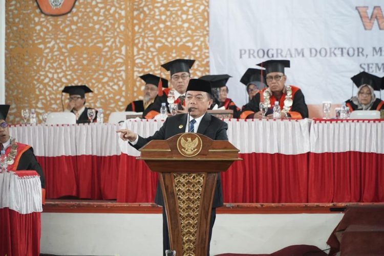 Gubernur Jambi Al Haris saat menghadiri wisuda ke- 103 Mahasiswa Universitas Jambi. Foto: Hori