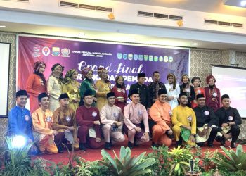 20 Finalis Pertukaran Pemuda Antar Negara (PPAN) Provinsi Jambi bersama Gubernur Jambi Al Haris dan Kadispora Provinsi Jambi, Ahmad Bastari, Kamis (4/5) malam. Foto: Alan