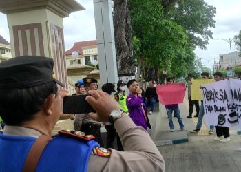 Puluhan Mahasiswa menggelar aksi di depan Polda Jambi, Jumat (9/6). Foto: Maulana