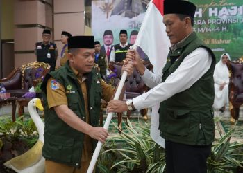 Gubernur Jambi Al Haris lepas kontingen haji Provinsi Jambi. Foto: Sapra
