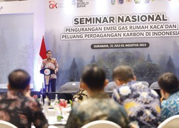 Seminar Nasional dengan tema “Pengurangan Emisi Gas Rumah Kaca dan Peluang Perdagangan Bursa Karbon di Indonesia” yang diselenggarakan di Surabaya, Senin (31/7). Foto: Humas OJK