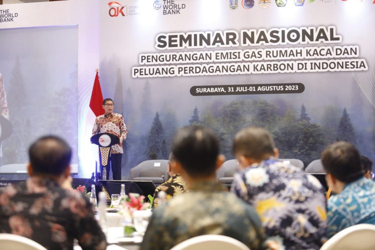 Seminar Nasional dengan tema “Pengurangan Emisi Gas Rumah Kaca dan Peluang Perdagangan Bursa Karbon di Indonesia” yang diselenggarakan di Surabaya, Senin (31/7). Foto: Humas OJK