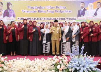 Gubernur Jambi Al Haris Kukuhkan 80 Bidan Delima Provinsi Jambi, di Gedung Maulidia Convention Center (MCC) Kota Jambi, Senin (31/7). Foto: Agus