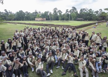 Bakti Lingkungan Djarum Foundation (BLDF) bersama mahasiswa Jambi tanam 11.920 Pohon dan Semak di Kawasan Percandian Muaro Jambi, Rabu (23/8). Foto: Ajeng