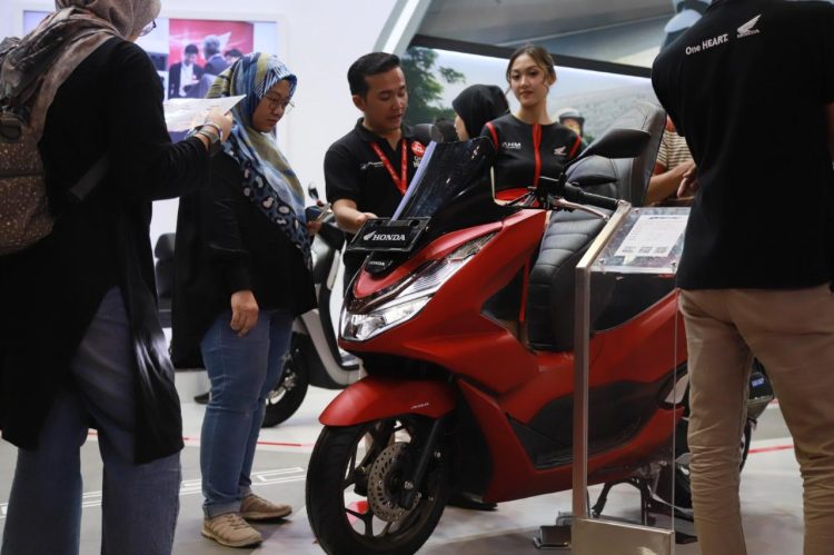 Honda PCX160 berhasil mendominasi penjualan sepeda motor Honda di event GIIAS 2023. Foto: Ajeng
