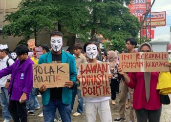Mahasiswa UNH Jambi saat turun aksi tolak Politik Dinasti, Rabu (20/12). Foto: Porwebindo