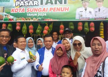Gubernur Jambi, Al Haris tinjau gelaran Pasar Tani dalam rangka HUT Provinsi Jambi ke-67 di lapangan parkir Kantor Gubernur Jambi, Sabtu (13/1). Foto: Alan
