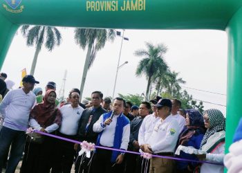 Gubernur Jambi, Al Haris lepas ratusan peserta jalan santai dalam rangka peringati HUT Provinsi Jambi ke-67, di lapangan kantor Gubernur Jambi, Sabtu (13/1). Foto: Alan